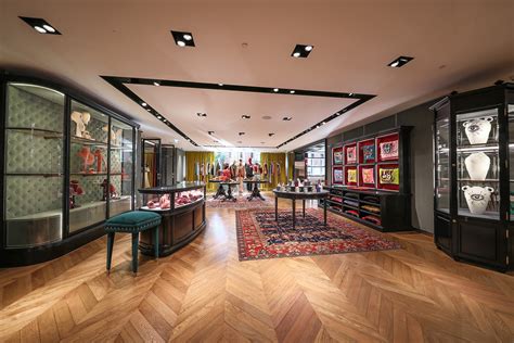 digital flagship store gucci|gucci flagship store london.